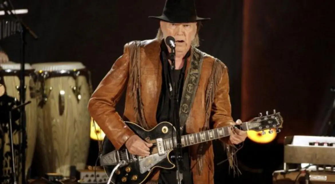 Neil Young will play Glastonbury; says 'error in information' caused news of pulling out