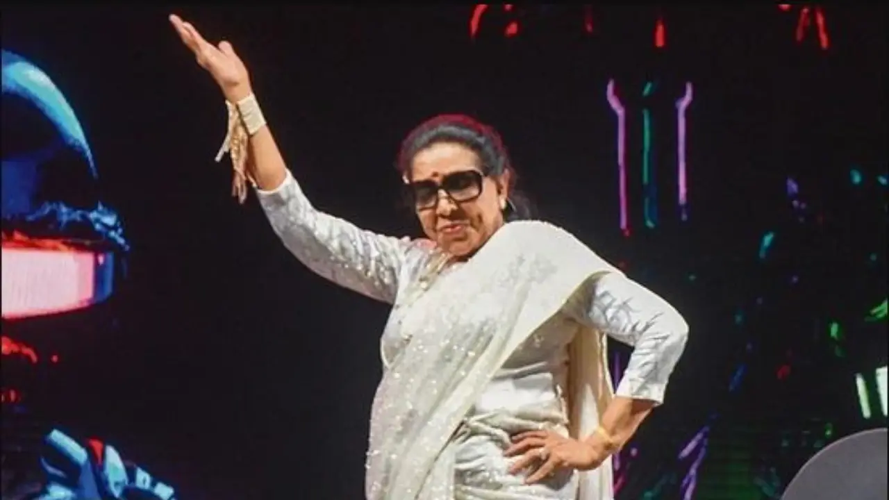 At 91, Asha Bhosle croons Tauba Tauba and does the signature step, fans call her 'Iconic'