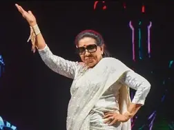 At 91, Asha Bhosle croons Tauba Tauba and does the signature step, fans call her 'Iconic'