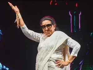At 91, Asha Bhosle croons Tauba Tauba and does the signature step, fans call her 'Iconic'