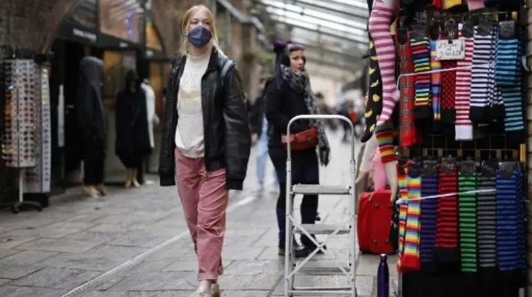 UK consumers set to refrain from big Christmas buys, survey says