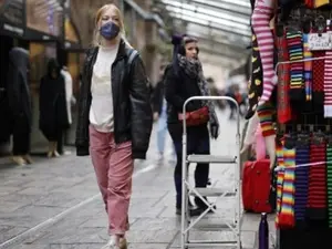 UK consumers set to refrain from big Christmas buys, survey says