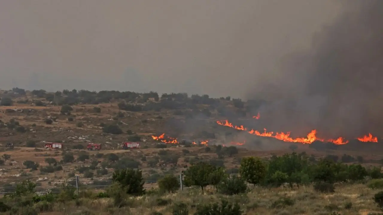 ‘Wind can push fire into city’