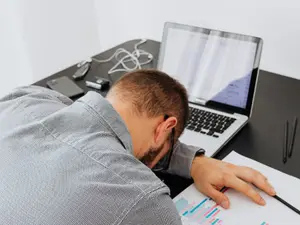 Employee chops off his fingers to escape job due to workplace pressure