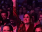 Kareena Kapoor cheering for her children on stage is every Indian mom ever: Watch
