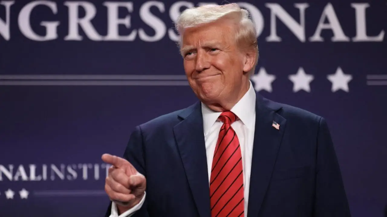 US President Trump offers federal employees money to quit