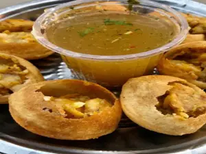 India: 31 students in Maharashtra fall sick after consuming road side pani puri