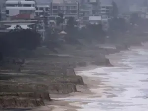 Cyclone Alfred: Floods hit eastern Australia, 190,000 properties blacked out