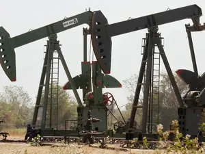 Trump's tariff threat shakes up global oil trade