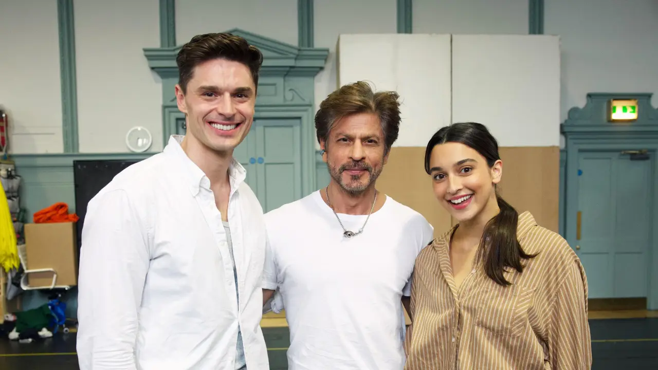 Shah Rukh Khan meets the lead actors of DDLJ musical ahead of the show’s premiere