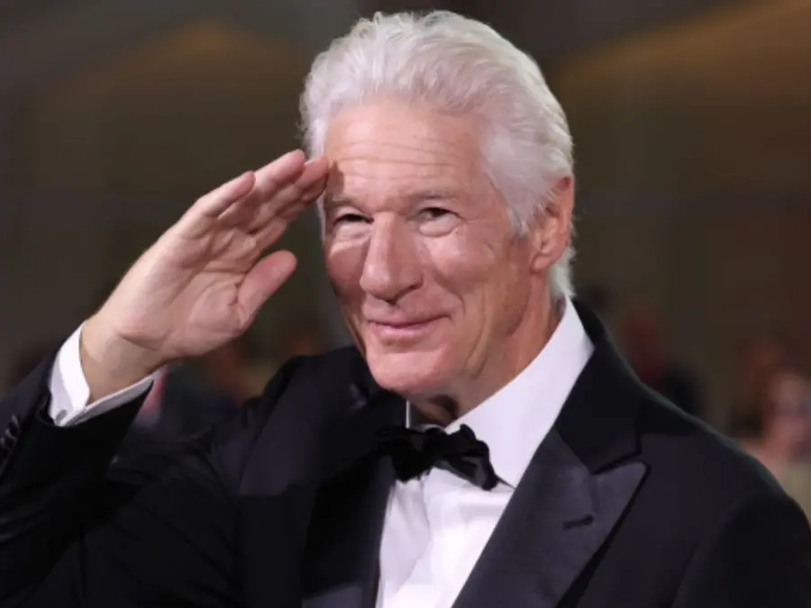 Richard Gere calls Donald Trump a 'bully', a 'thug' in his acceptance speech at Goya Awards