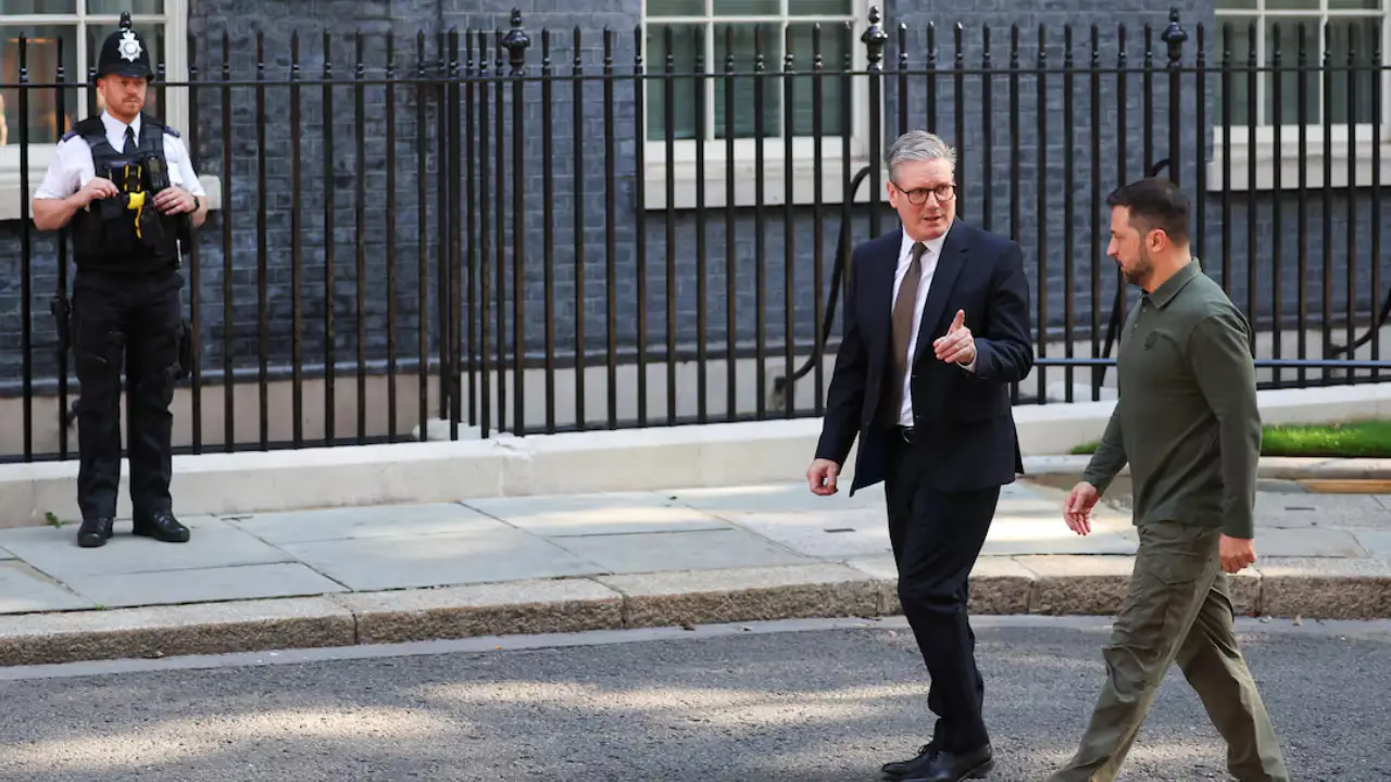 Explosions heard over Ukraine's presidential palace amid British PM Starmer's visit Explosions heard over Ukraine's presidential palace amid British PM Starmer's visit