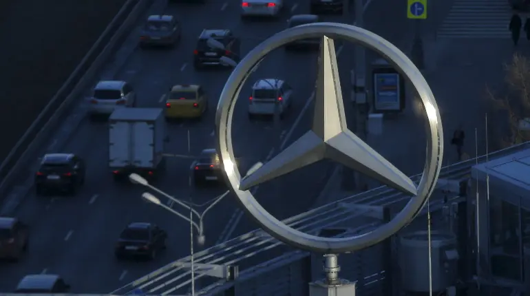 Mercedes-Benz shifts gears, prioritizes combustion engines amid profit concerns