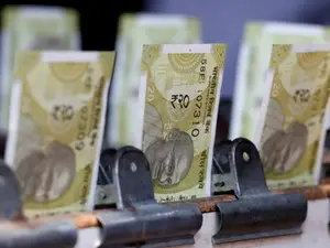 Rupee stages epic comeback despite stocks crash