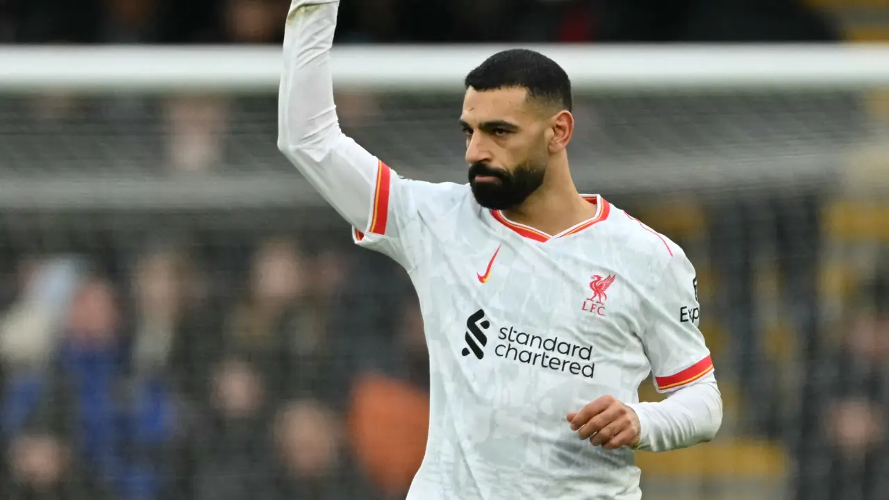 Premier League: Mohamed Salah's controversial penalty fires Liverpool nine points clear