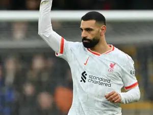 Premier League: Mohamed Salah's controversial penalty fires Liverpool nine points clear