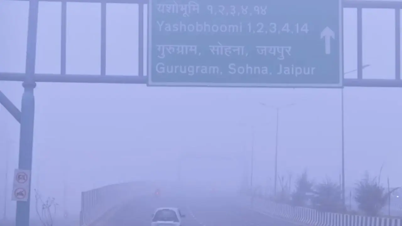 Delhi experiences third consecutive foggy morning; flight, train operations affected Delhi experiences third consecutive foggy morning; flight, train operations affected