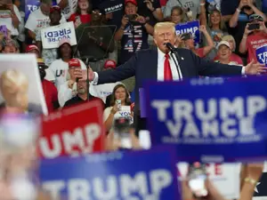 'USA! USA!': Trump receives cheerful welcome by 'fans' that Biden 'would never'