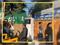 Watch | AAP shuts office door after Arvind Kejriwal, Manish Sisodia lose Delhi Assembly election