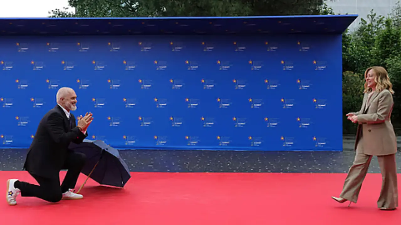 Albanian PM kneels before Italy's Giorgia Meloni as he welcomes her at EPC Summit | WATCH