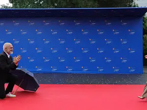 Albanian PM kneels before Italy's Giorgia Meloni as he welcomes her at EPC Summit | WATCH