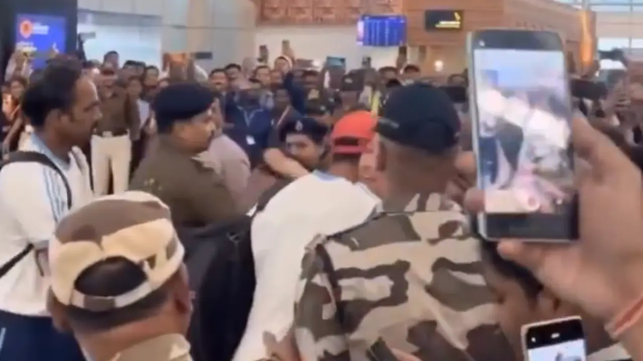 IND vs ENG: Virat Kohli hugs lady fan at airport, wins hearts- WATCH IND vs ENG: Virat Kohli hugs lady fan at airport, wins hearts- WATCH