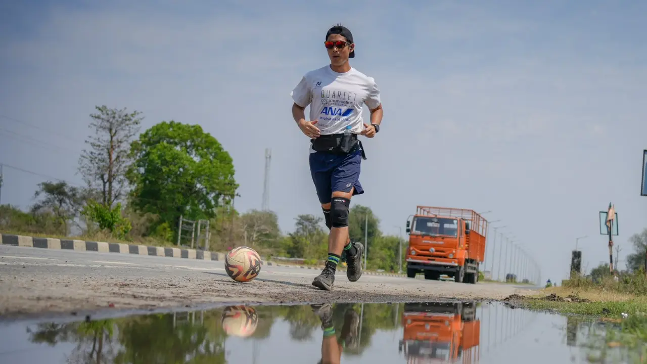'2000 kilometres on foot': Who is Nozomu Hagihara? The Japanese man dribbling football from Kolkata to New Delhi