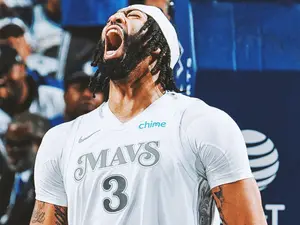 Davis dominant in Dallas Mavericks' debut, Curry magic gores Bulls
