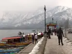 Kashmir receives fresh round of snowfall leading to road closures, drop in temperature