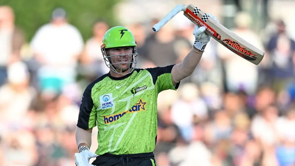 Double blow for David Warner in BBL - breaks bat, hits himself – WATCH