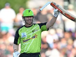Double blow for David Warner in BBL - breaks bat, hits himself – WATCH