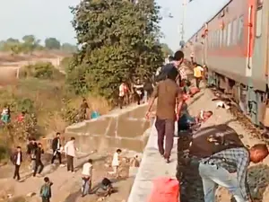 India | Jalgaon Pushpak Express accident: Death toll rises to 13, several injured