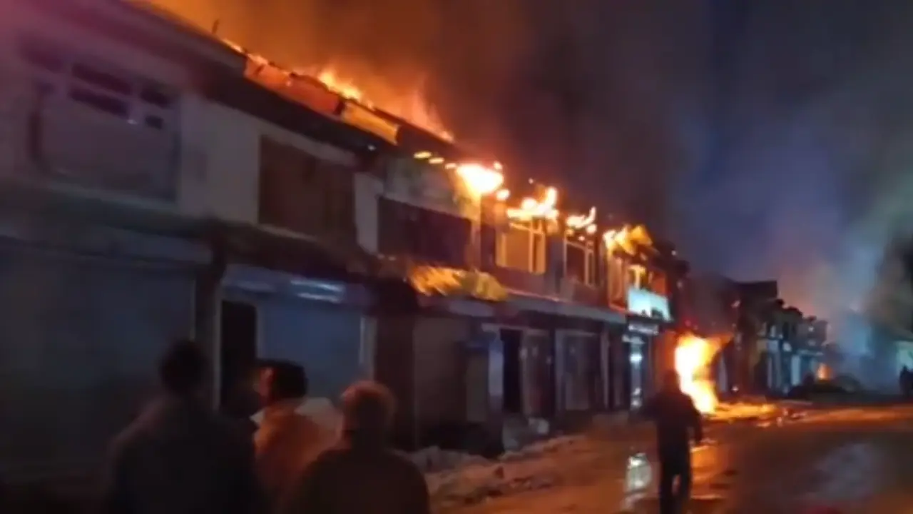 Massive fire breaks out in J&K's Sonamarg market