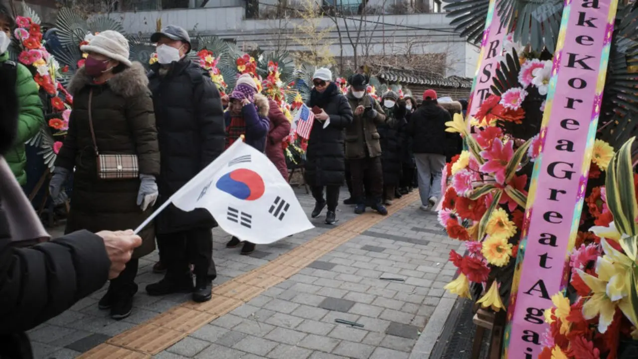 Hundreds protest in South Korea as Yoon faces second arrest attempt