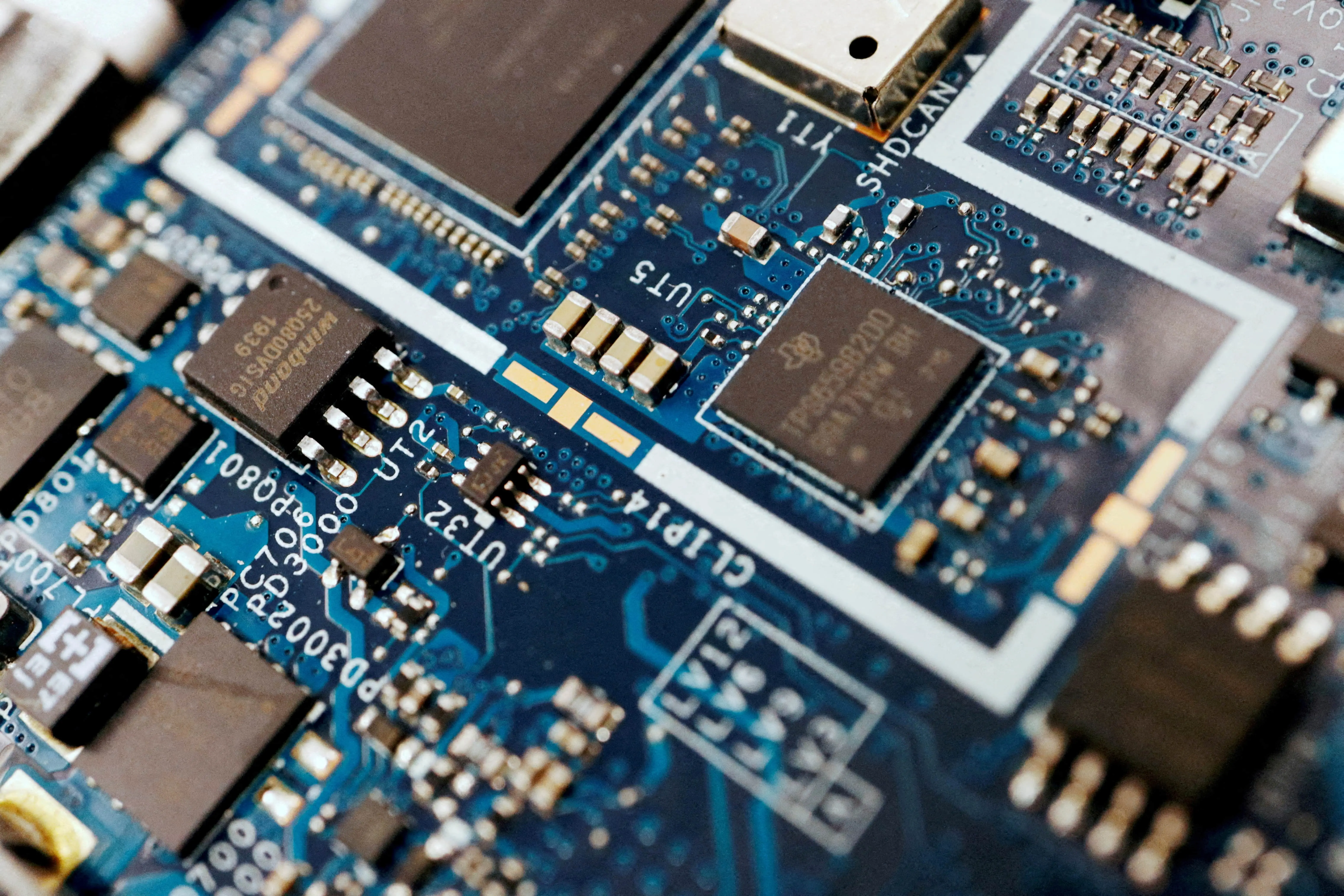 US rescinds Biden-era AI chip export curbs, opening doors for allies