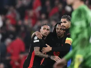 Raphinha helps 10-man Barcelona win away at Benfica in Champions League
