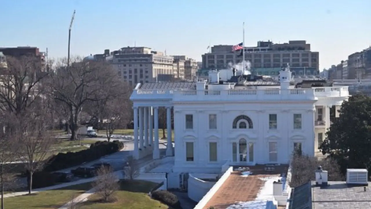 WATCH: Secret Service catches man climbing White House security fencing WATCH: Secret Service catches man climbing White House security fencing