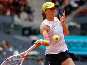 Italian Open: Iga Swiatek makes fast start, beats Elisabetta Cocciaretto in 52 minutes