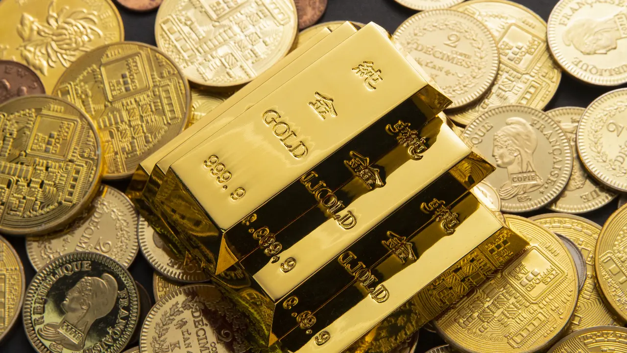 Gold price hits record, stocks mixed as Trump fuels Fed fears