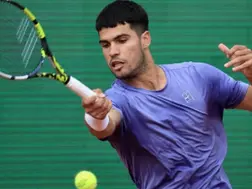 Monte Carlo Masters: Carlos Alcaraz recovers from sluggish start to move into last 16