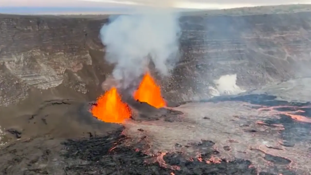 Watch stunning visuals of Hawaii's Kilauea volcano as it spews lava