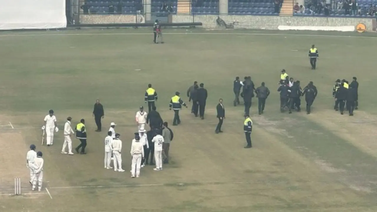 Kohli-mania hits Ranji Trophy as fans breach security to touch his feet – Watch