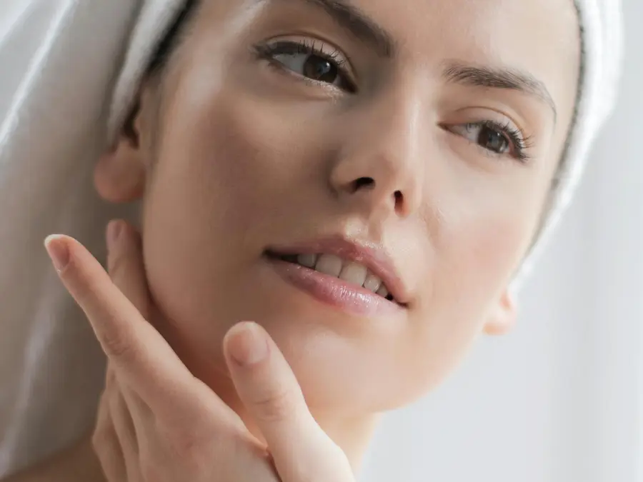 What happens to your skin if you daily sleep before 10 PM