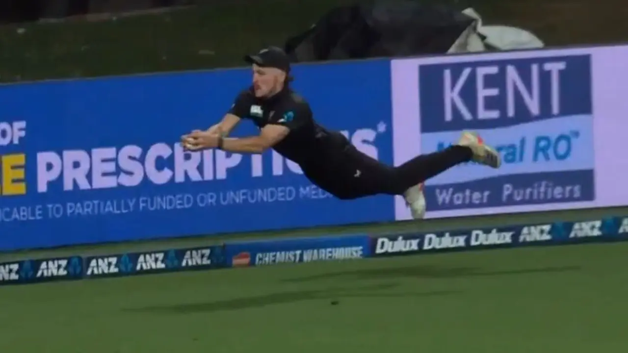 New Zealand vs Sri Lanka 2nd ODI: Nathan Smith takes FLYING catch in Hamilton - WATCH
