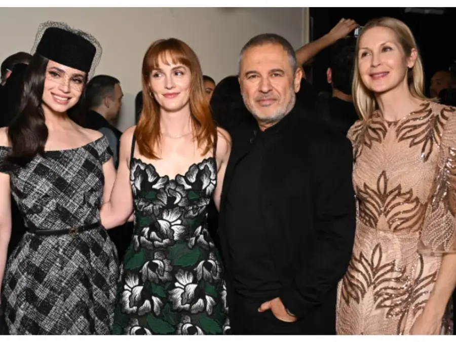 We love a Gossip Girl reunion! Leighton Meester and Kelly Rutherford meet at Paris Fashion Week
