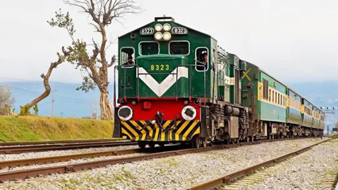 Pakistan train hijack: Gunmen hold 450 passengers hostage in Balochistan after firing at train