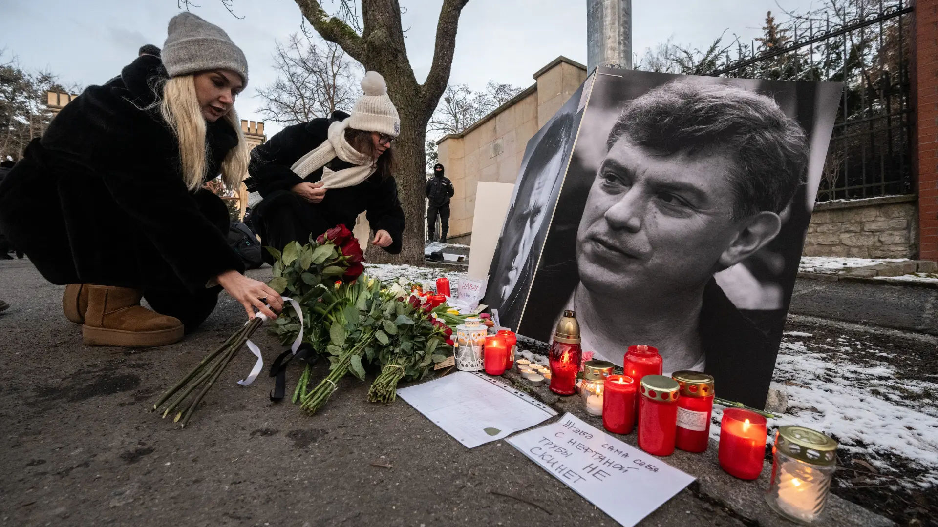 ‘The whole world knows who ordered it': Russians risk arrest to honour Alexei Navalny's memory ‘The whole world knows who ordered it': Russians risk arrest to honour Alexei Navalny's memory