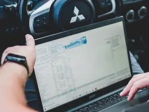 Work from car | Bengaluru IT employee fined for using laptop while driving
