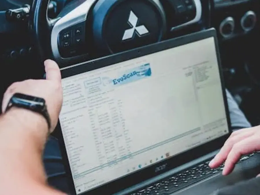 Work from car | Bengaluru IT employee fined for using laptop while driving