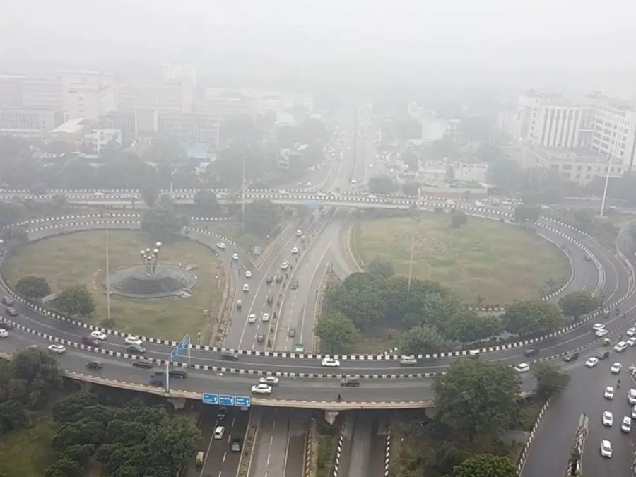 Cold winds batter Delhi, several trains, flights delayed due to dense fog